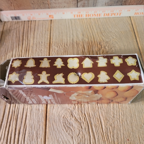 Vintage Rolling Cookie Cutter with 18 Interchangeable Cutters Shapes Christmas - Picture 6 of 8